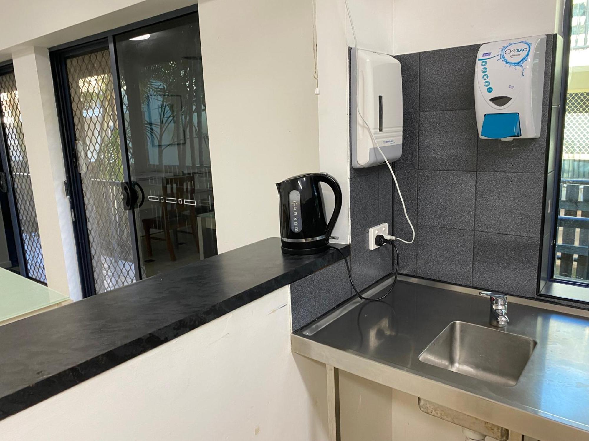 Arrival Lodge Hostel Accommodation Gold Coast Extérieur photo